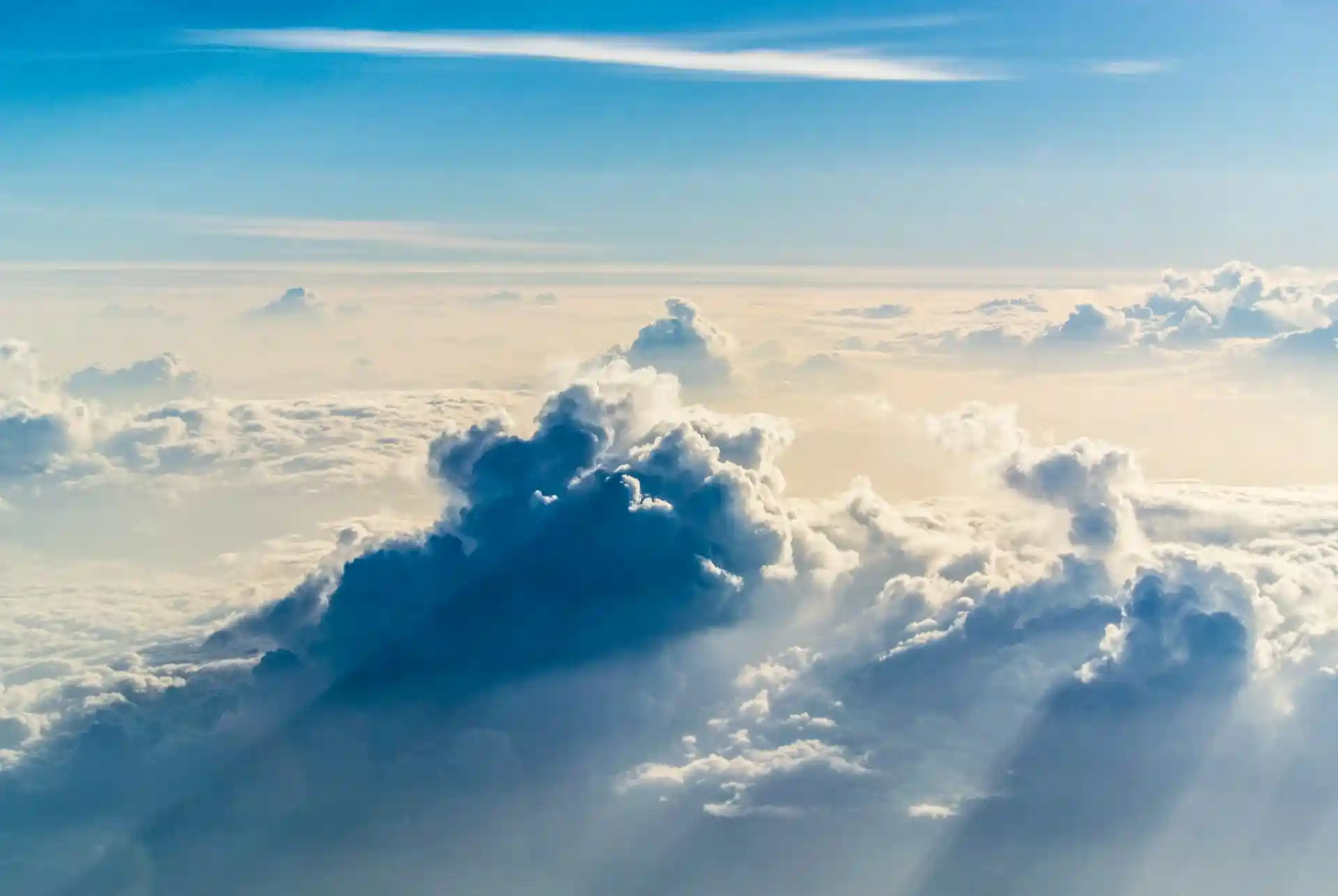 Helle Wolkenlandschaft als ruhiges Bildmotiv